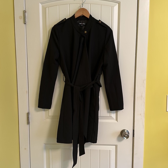 Gorgeous black trench style coat with tie waist - Picture 3 of 8